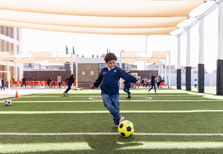 jugar futbol clases de futbol para ninos talleres extracurriculares